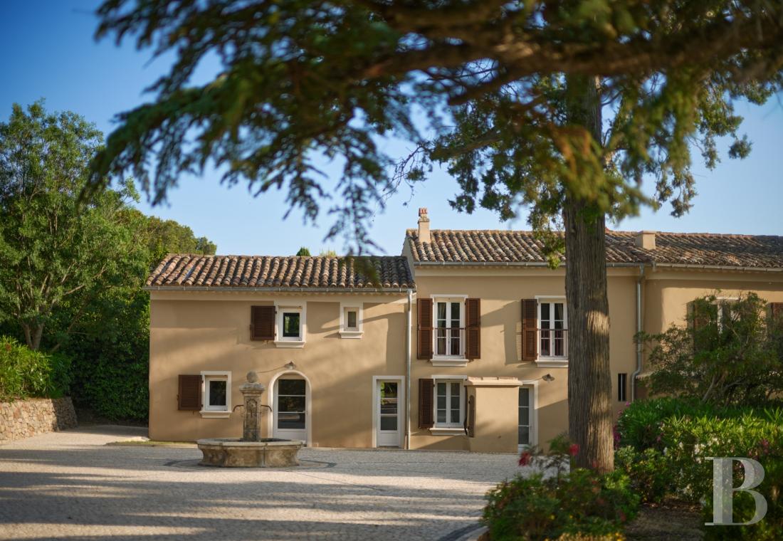 A renovated farmhouse surrounded by extensive grounds leading down to the sea, between Toulon and Hyères on the Var coast - photo  n°3